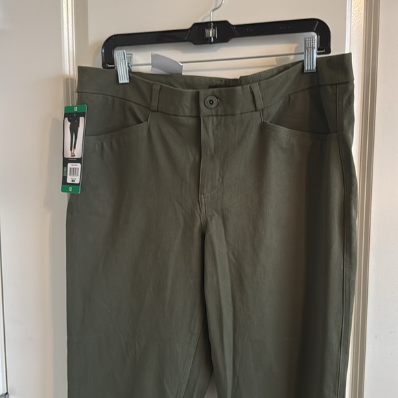 Banana Republic Ladies' Slim-Straight Capri Pant Olive night color - Picture 11 of 12